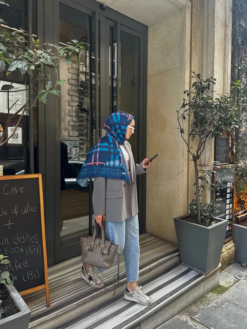 Busenur'un Lacivert Tartan Desen Şal Tercihi