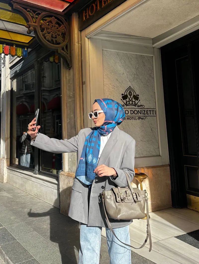 Busenur'un Lacivert Tartan Desen Şal Tercihi