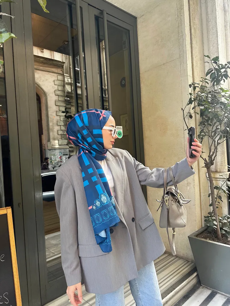 Busenur'un Lacivert Tartan Desen Şal Tercihi