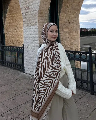 Merve'nin Acı Kahve Zebra Desen İpek Şal Tercihi · Acı Kahve