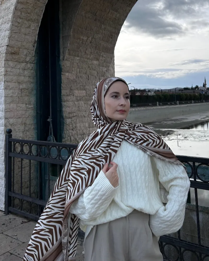 Merve'nin Acı Kahve Zebra Desen İpek Şal Tercihi