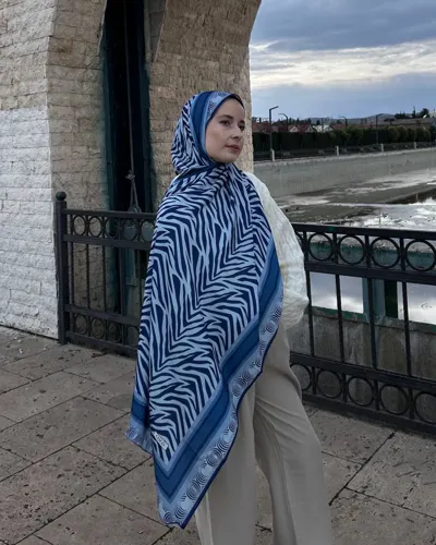 Merve'nin Mavi Zebra Desen İpek Şal Tercihi · Mavi