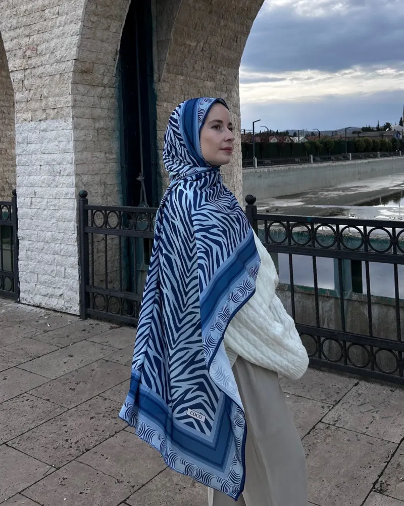Merve'nin Mavi Zebra Desen İpek Şal Tercihi