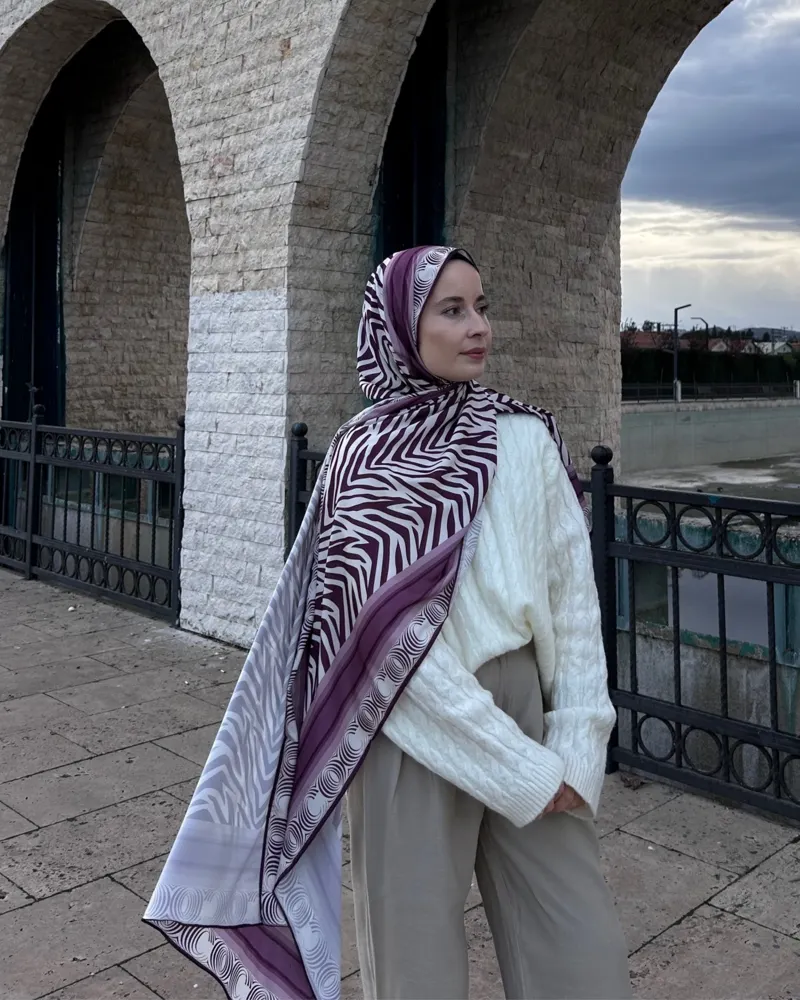 Merve'nin Mor Zebra Desen İpek Şal Tercihi