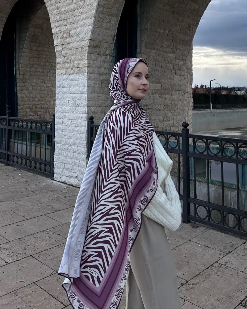 Merve'nin Mor Zebra Desen İpek Şal Tercihi
