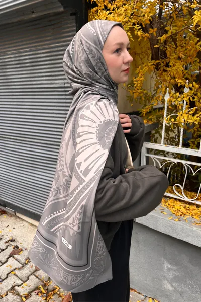 Rümeysa'nın Füme Zümra Desen Pamuk Vual Şal Tercihi · Füme