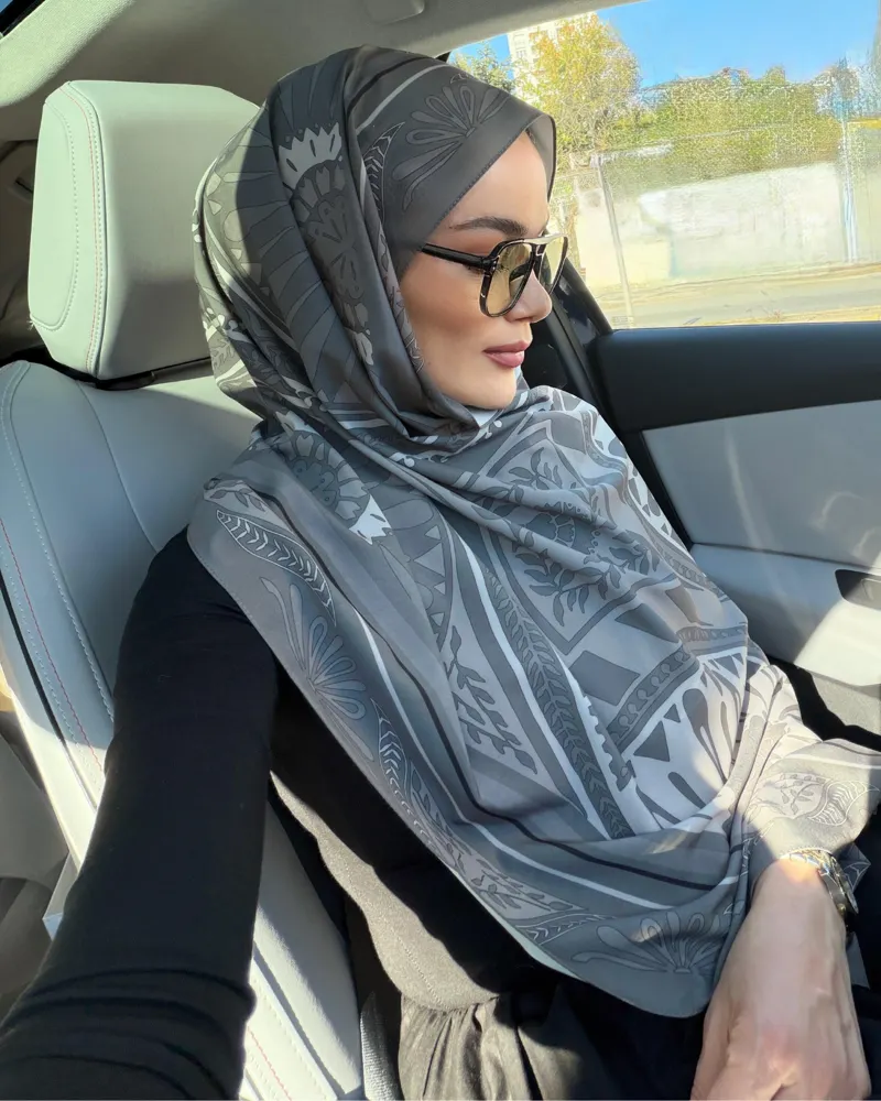 Rümeysa'nın Füme Zümra Desen Pamuk Vual Şal Tercihi
