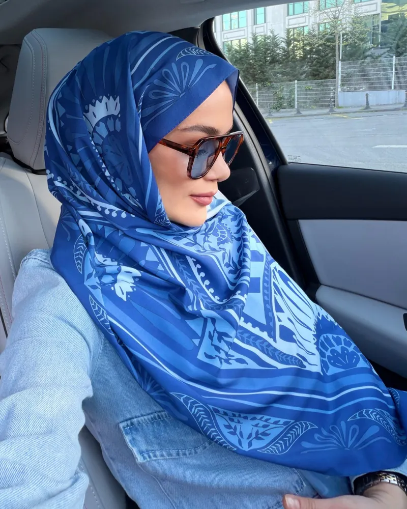 Rümeysa'nın Mavi Zümra Desen Pamuk Vual Şal Tercihi