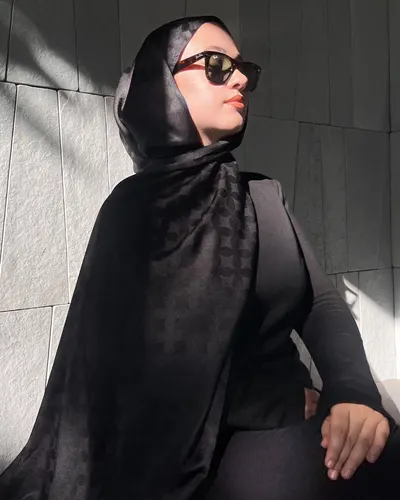 Siyah Rise Desen Jakar Şal · Siyah
