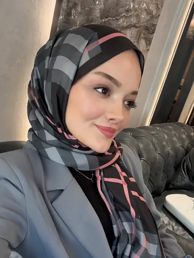 Şule'nin Siyah Tartan Desen Şal Tercihi · Siyah