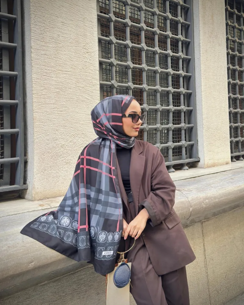 Şule'nin Siyah Tartan Desen Şal Tercihi
