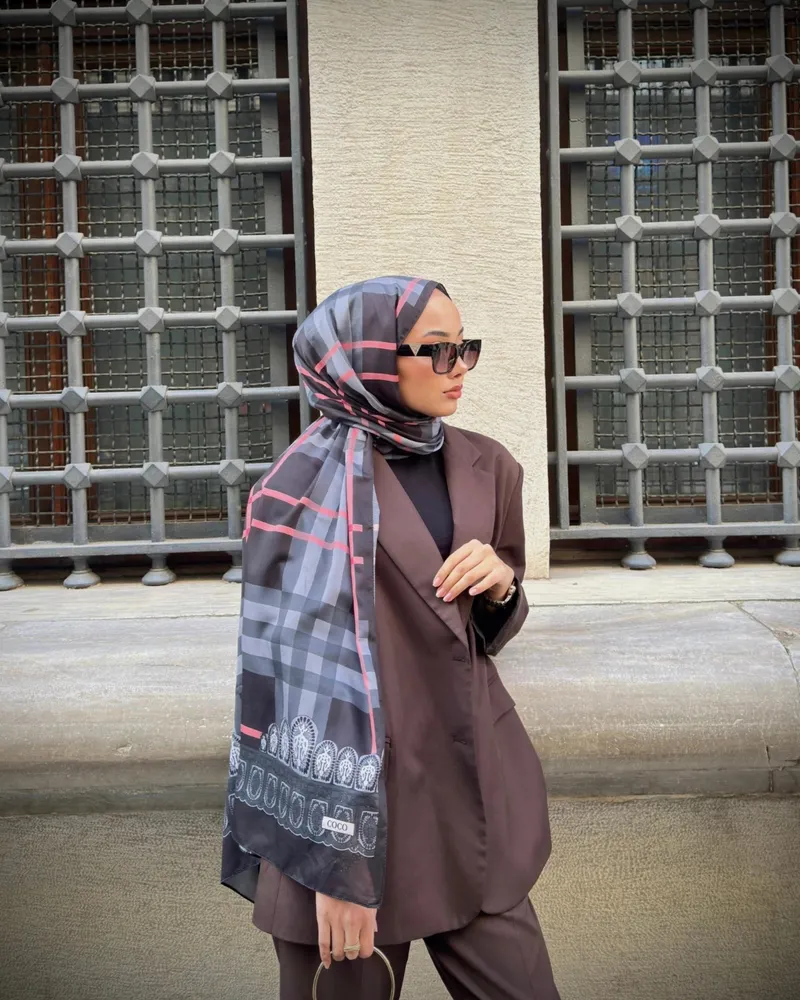 Şule'nin Siyah Tartan Desen Şal Tercihi