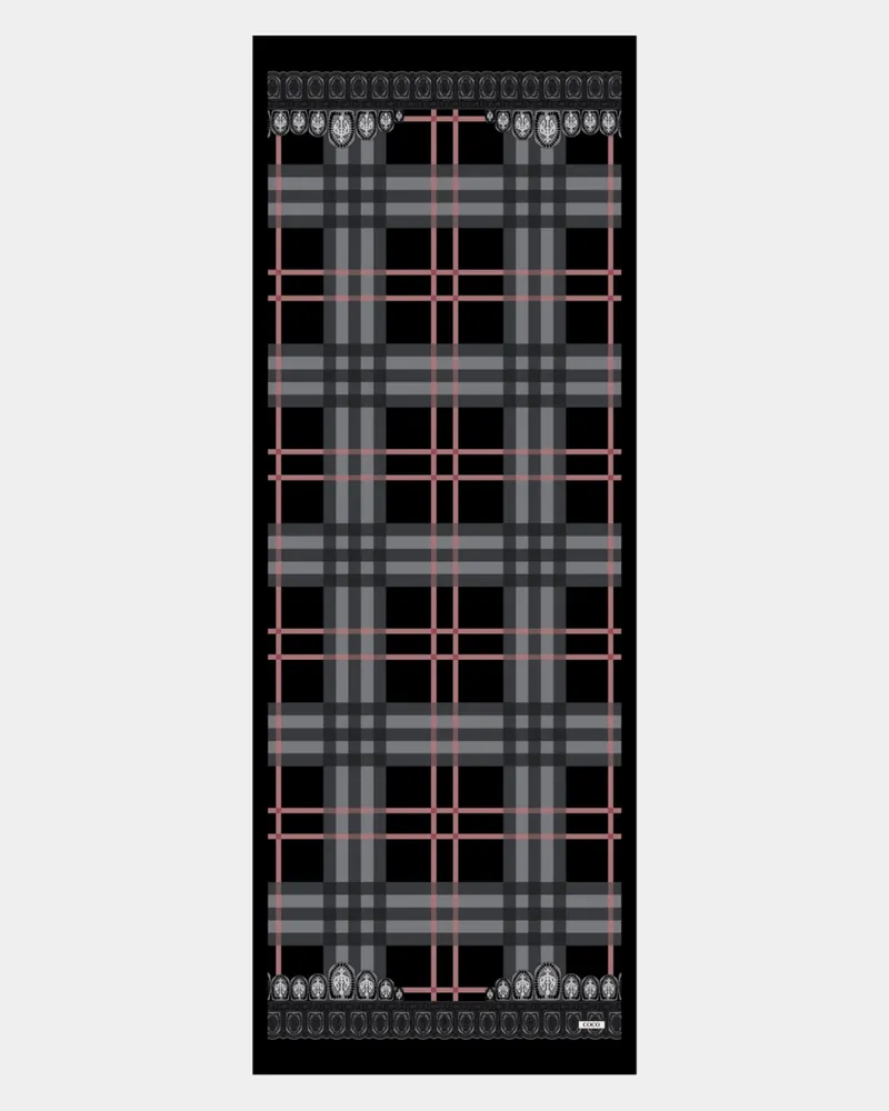 Şule'nin Siyah Tartan Desen Şal Tercihi